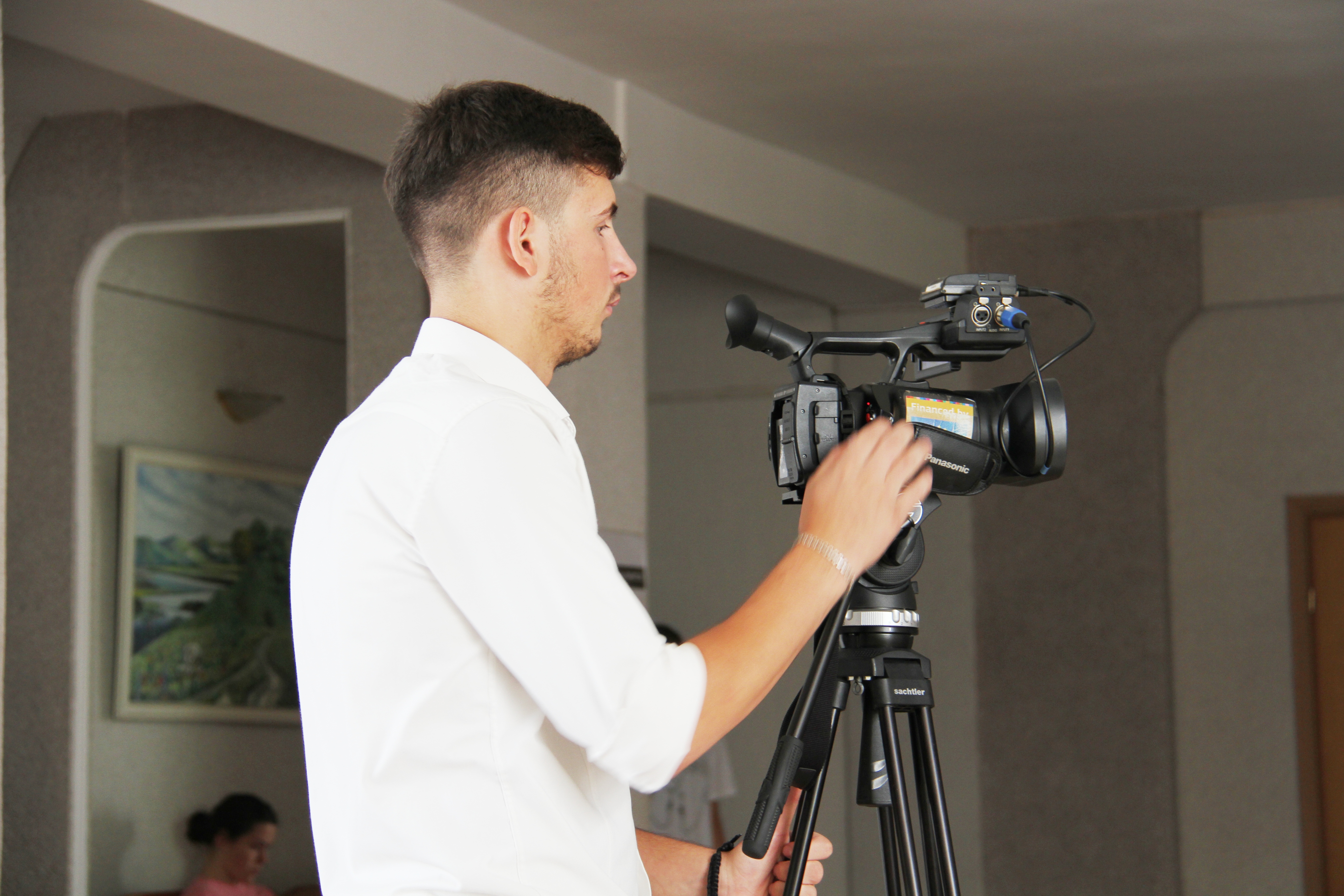 Журналіст Назарій Голуб налаштовує камері під час майстер-класу.